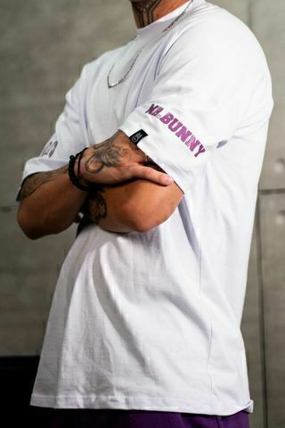Camiseta Oversized "Mr. Bunny" em Moletinho - Branca