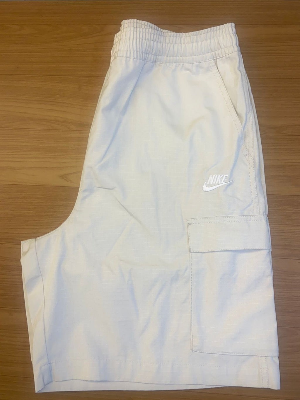 Shorts Nike Sportswear Cargo em Tecido Ripstop Bege
