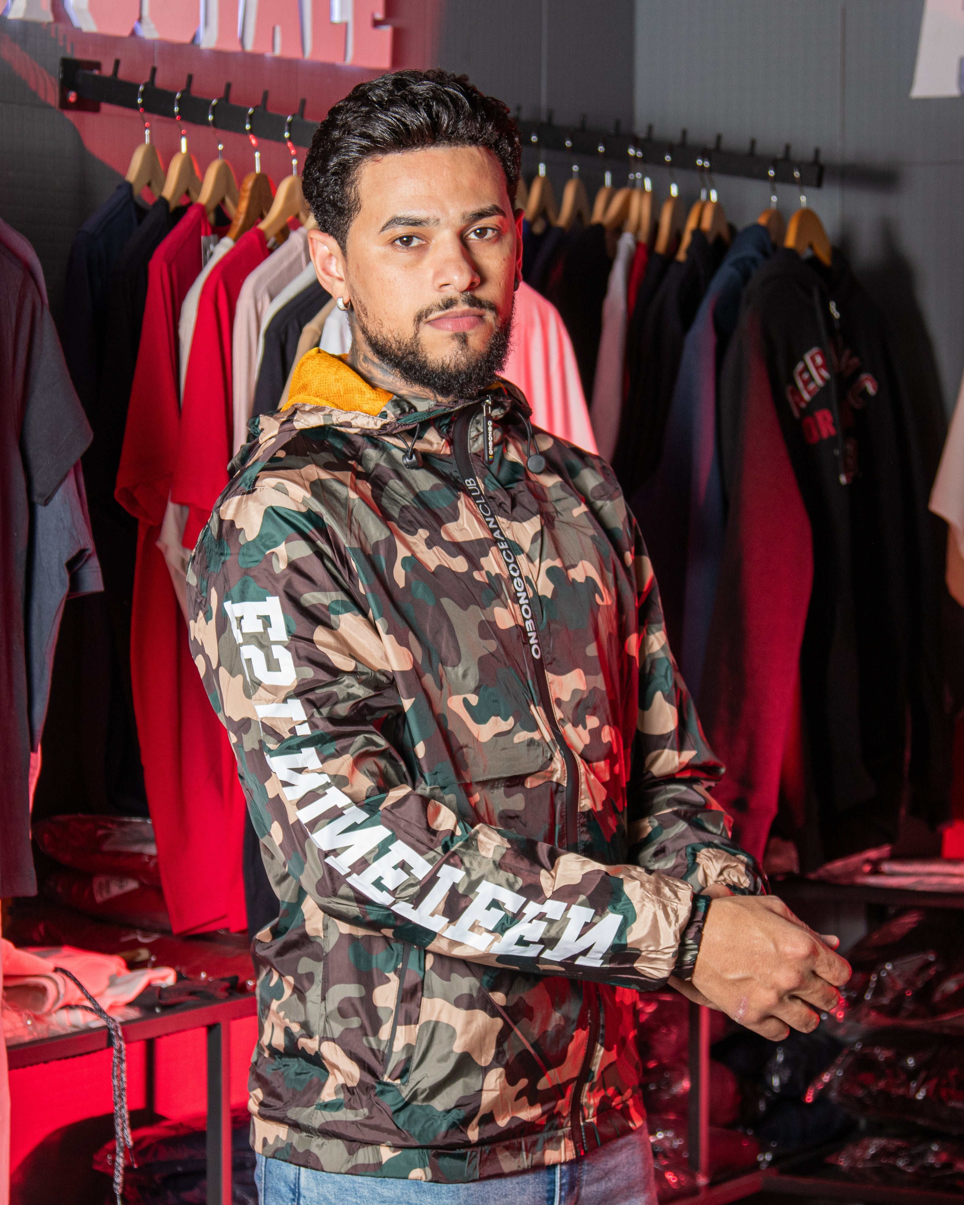 Jaqueta Corta-Vento Onbongo Camuflada com Logo