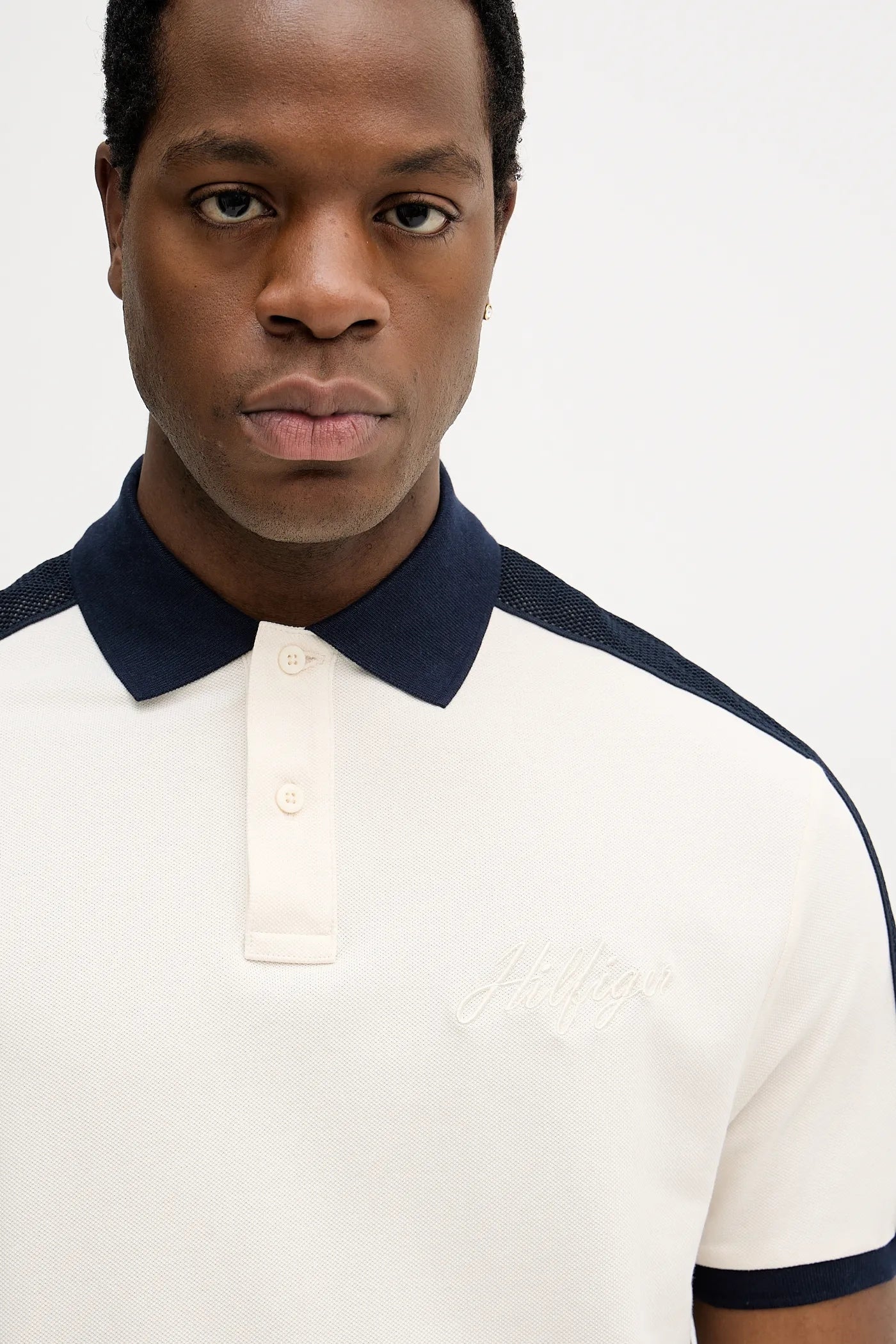 Camisa Polo Tommy Hilfiger Masculina Colorblock Off-White com Ombros Navy e Logo Assinatura