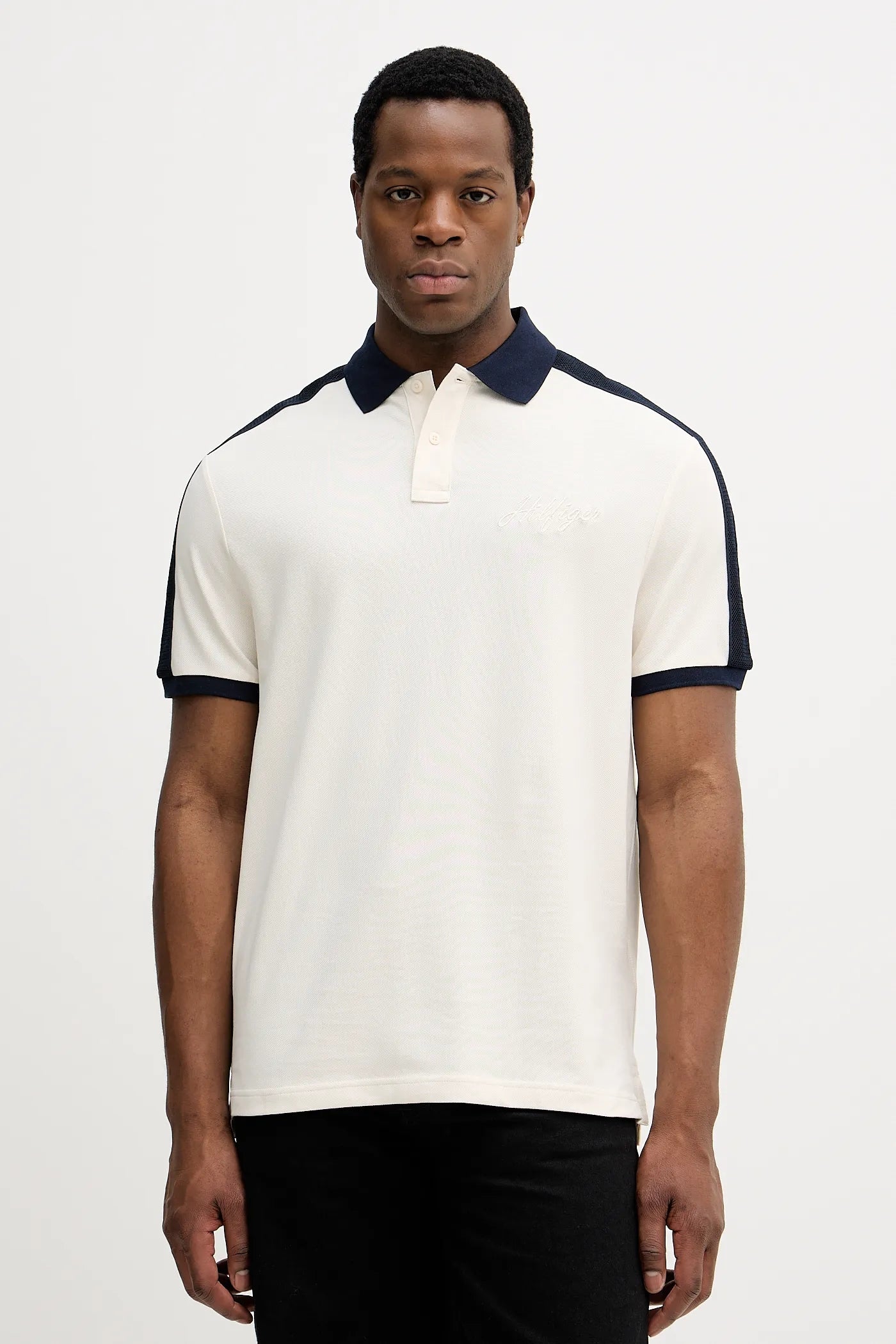 Camisa Polo Tommy Hilfiger Masculina Colorblock Off-White com Ombros Navy e Logo Assinatura