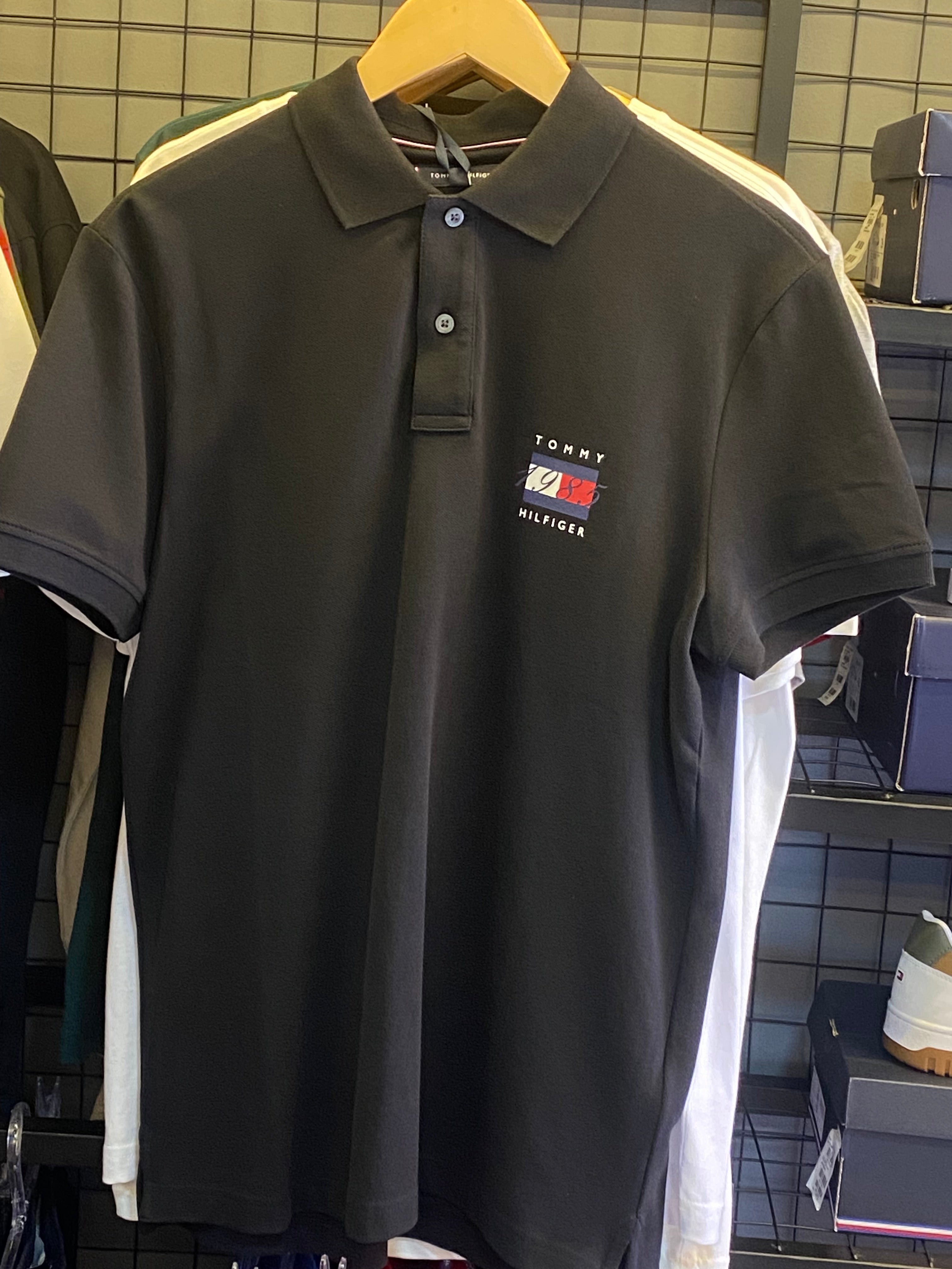 Camisa Polo Tommy Hilfiger Masculina 1985 Collection com Logo Gráfico Preta