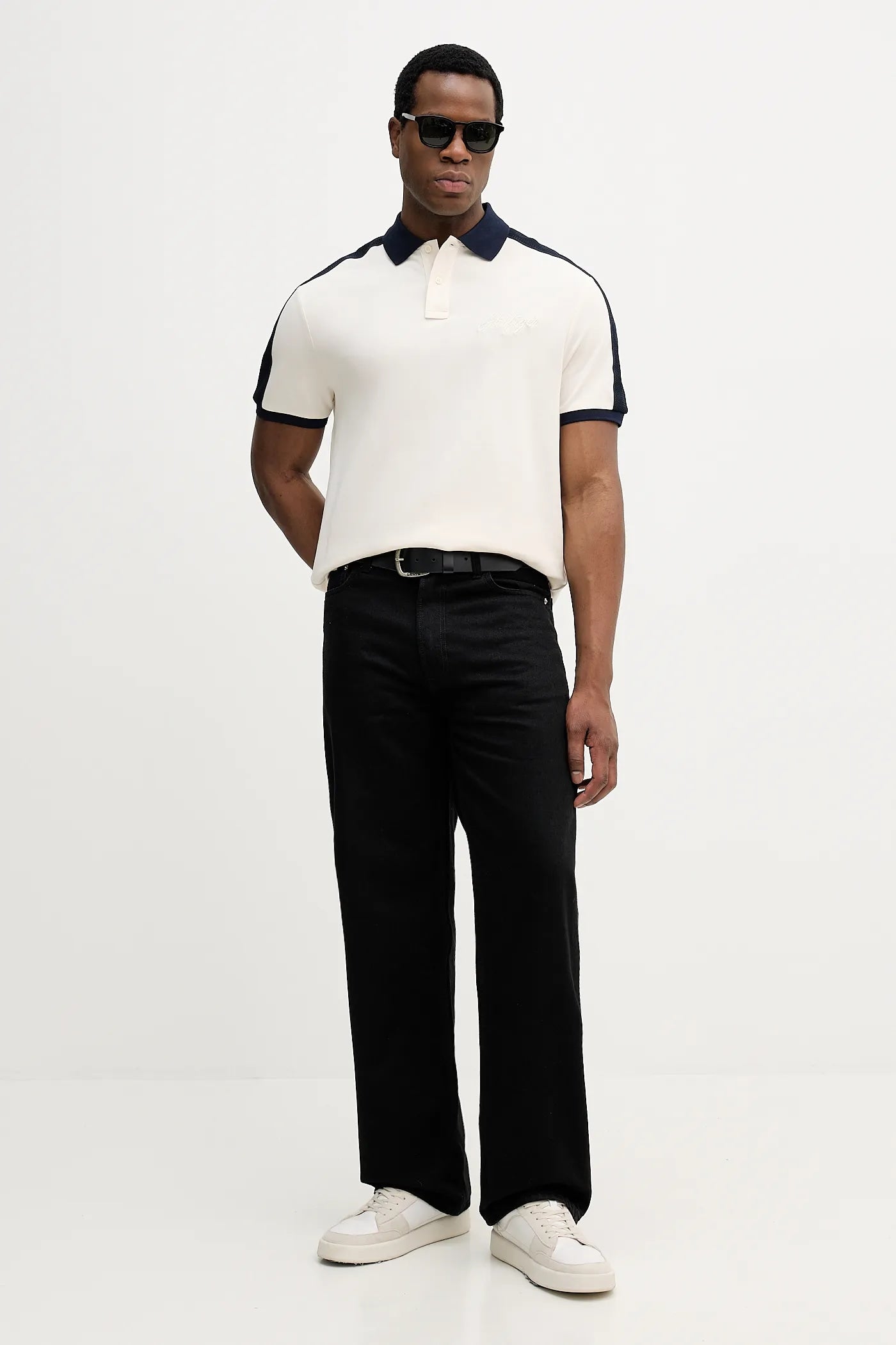 Camisa Polo Tommy Hilfiger Masculina Colorblock Off-White com Ombros Navy e Logo Assinatura