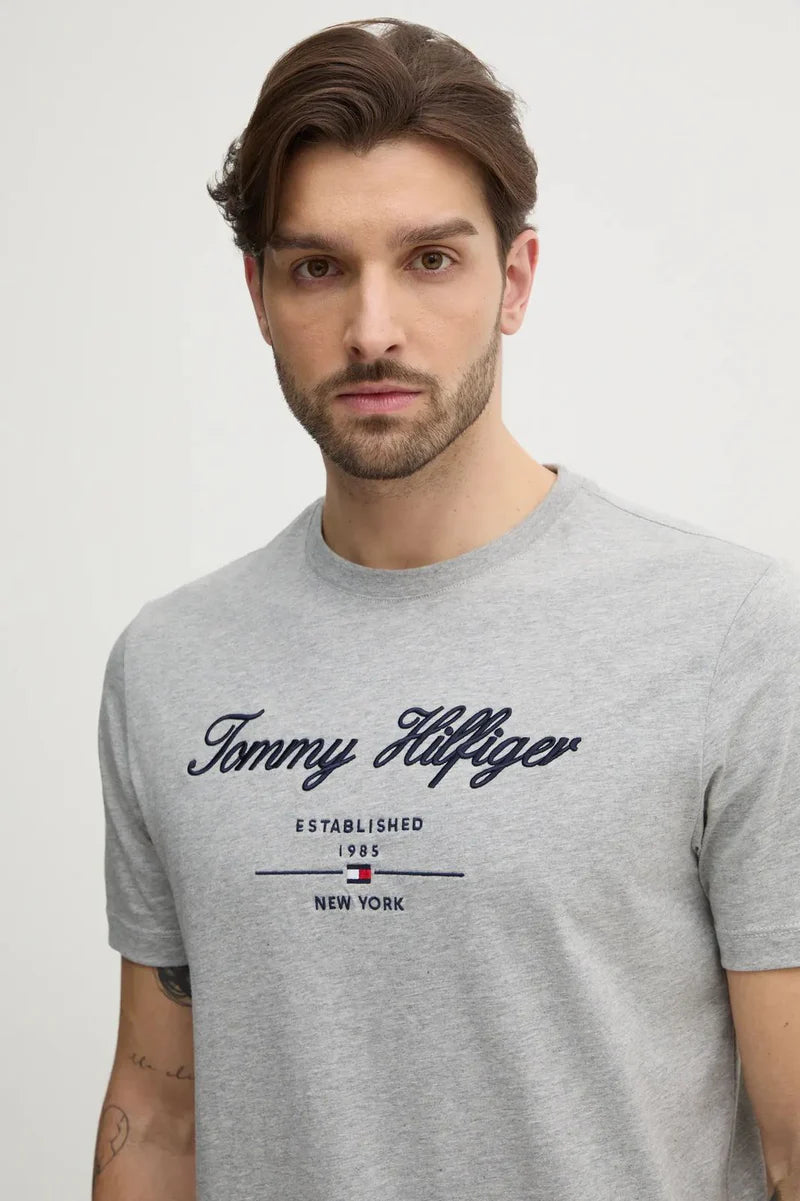 Camiseta Tommy Hilfiger com Logo Script "Est. 1985" - Cinza Mescla
