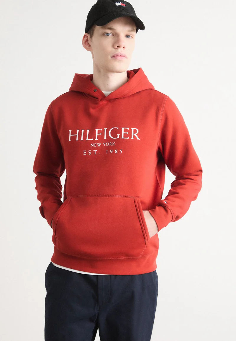 Moletom Canguru Tommy Hilfiger com Logo "Est. 1985" - Vermelho