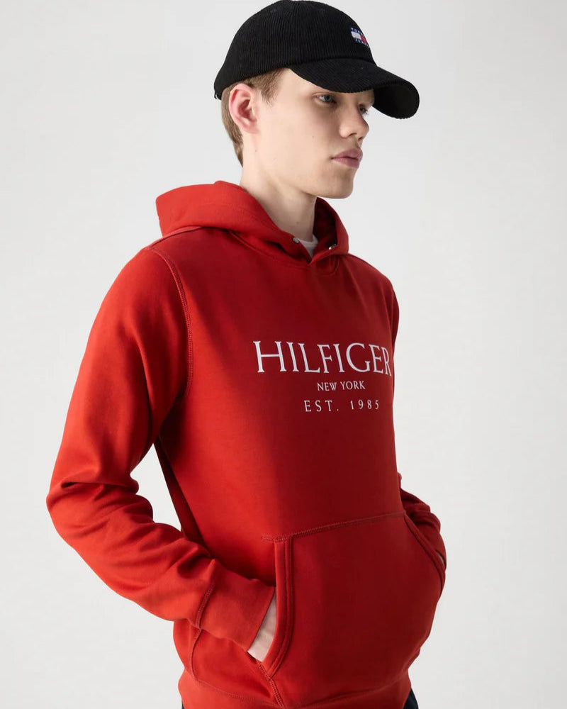 Moletom Canguru Tommy Hilfiger com Logo "Est. 1985" - Vermelho