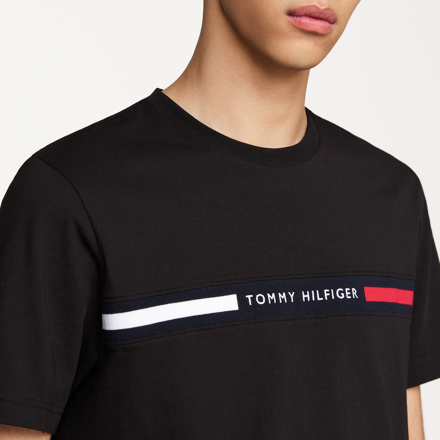 Camiseta Tommy Hilfiger com Faixa Bordada - Preta