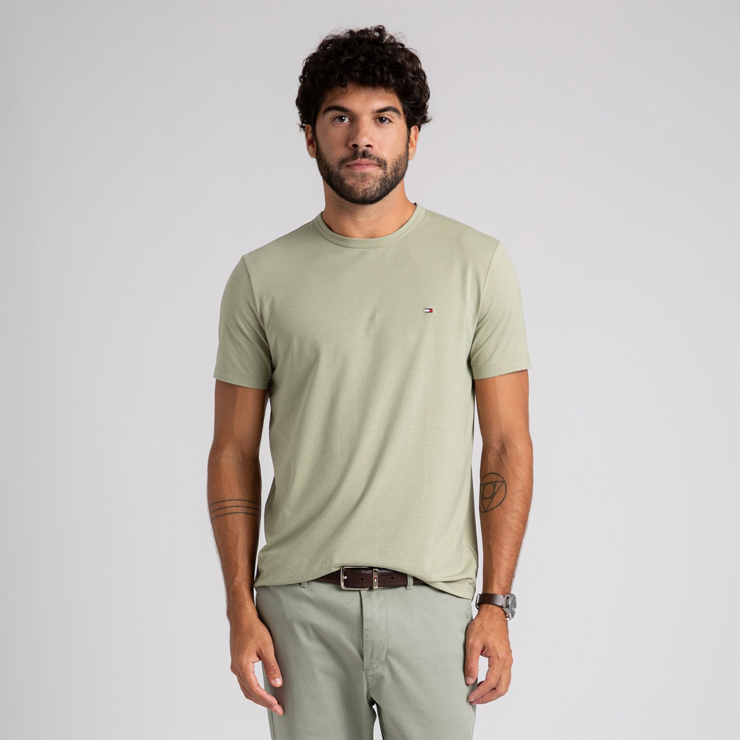 Camiseta Tommy Hilfiger Masculina Essencial com Logo Bordado Verde Sálvia
