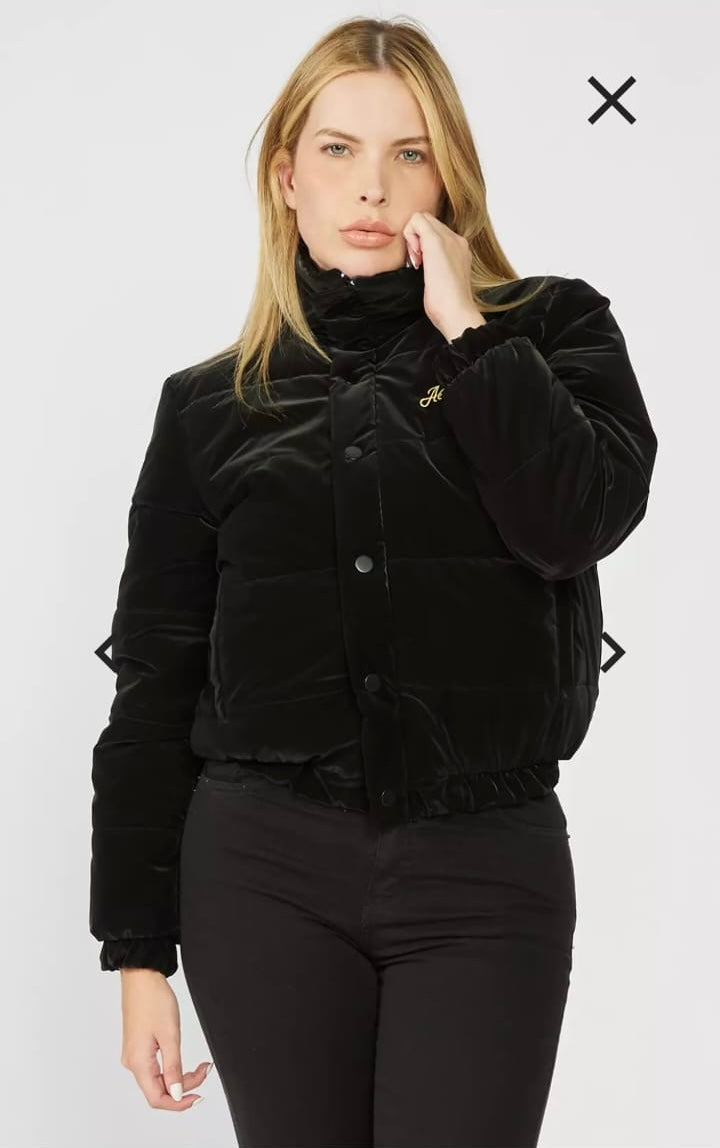 Jaqueta Puffer Cropped de Veludo Aéropostale - Preta