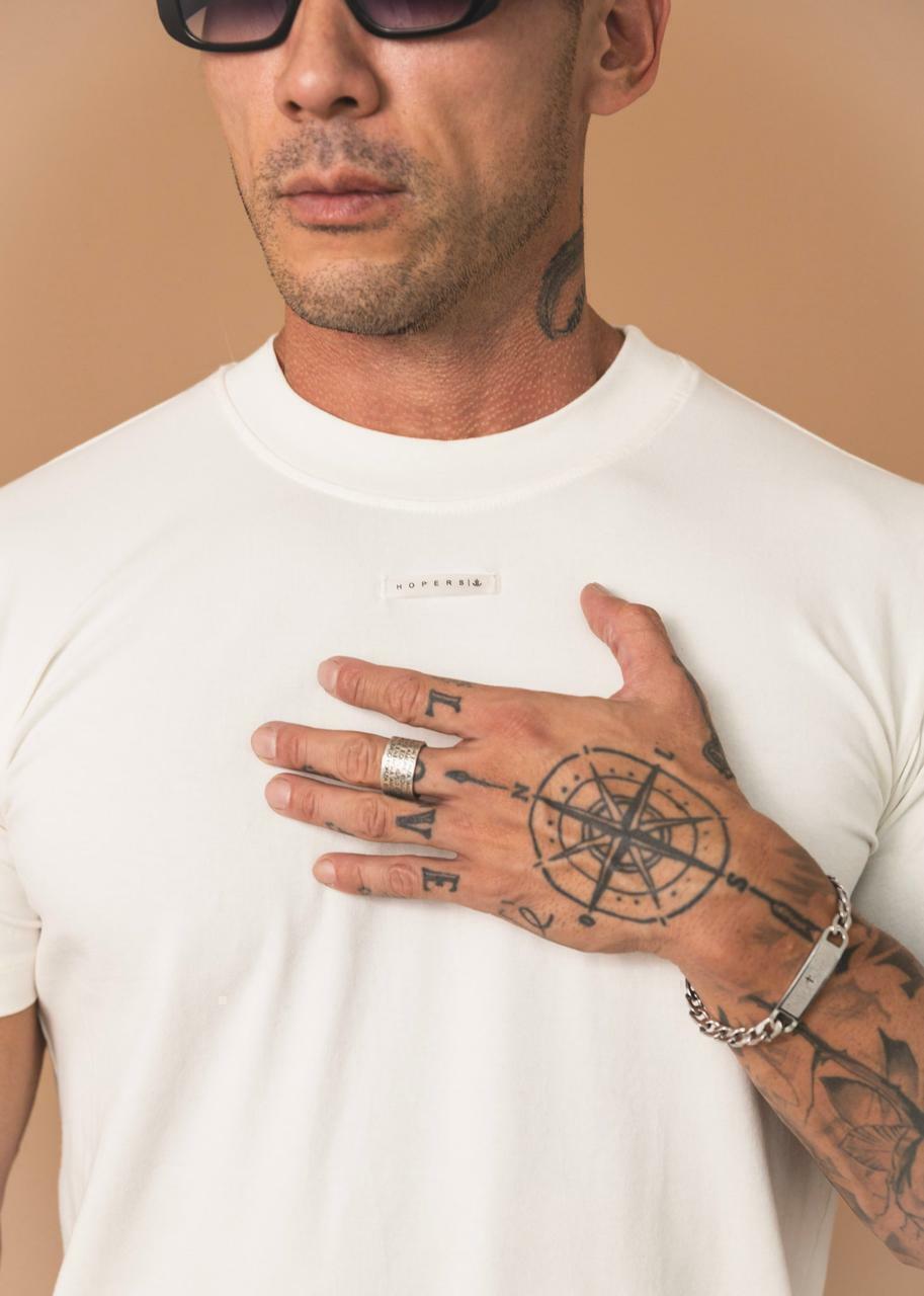 Camiseta The Hopers Slim Fit Rubber Tag - Off White