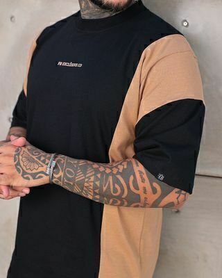 Camiseta FB Oversized com Recorte Color-Block - Preta/Mocha