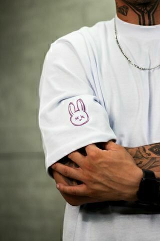 Camiseta Oversized "Mr. Bunny" em Moletinho - Branca