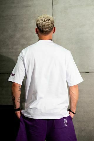 Camiseta Oversized "Mr. Bunny" em Moletinho - Branca