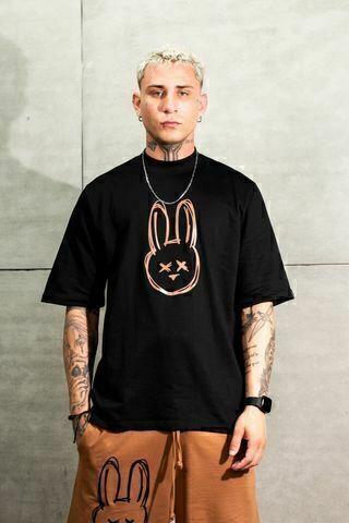 Camiseta Oversized "Mr. Bunny" em Moletinho com Estampa Metalizada
