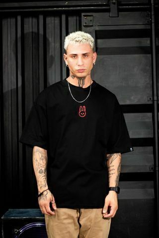 Camiseta Oversized "Mr. Bunny" com Estampa 3D nas Costas - Preta