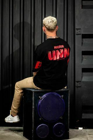 Camiseta Oversized "Mr. Bunny" com Estampa 3D nas Costas - Preta