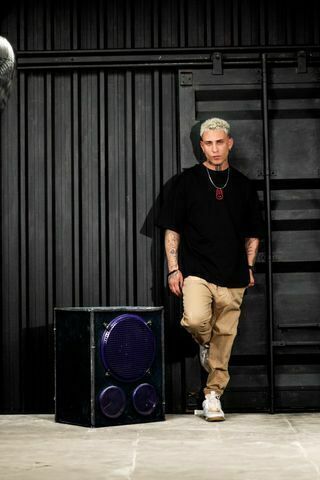 Camiseta Oversized "Mr. Bunny" com Estampa 3D nas Costas - Preta
