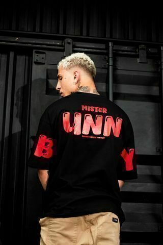 Camiseta Oversized "Mr. Bunny" com Estampa 3D nas Costas - Preta