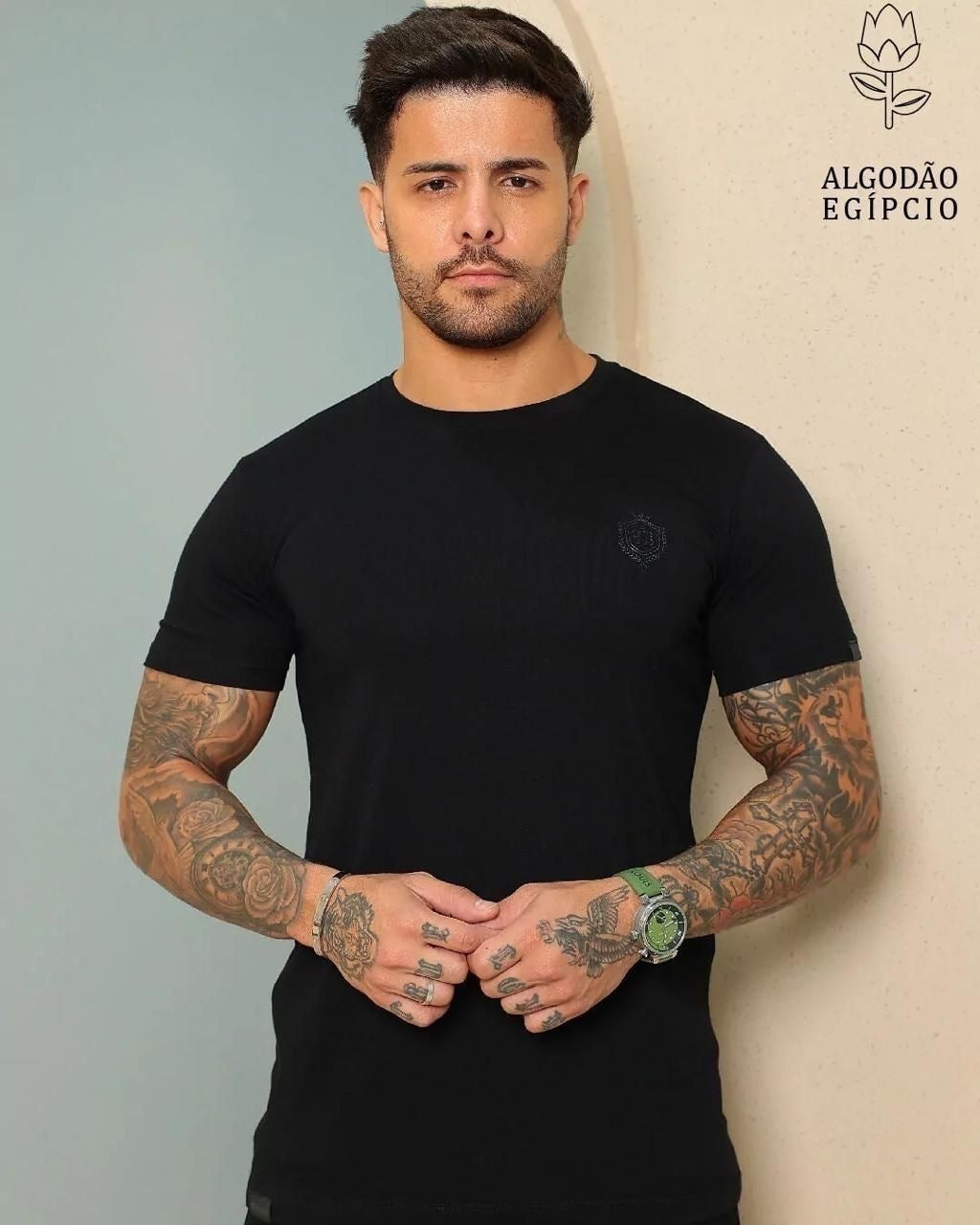 Camiseta FB Slim Fit com Brasão Egípcio Tonal - Preta