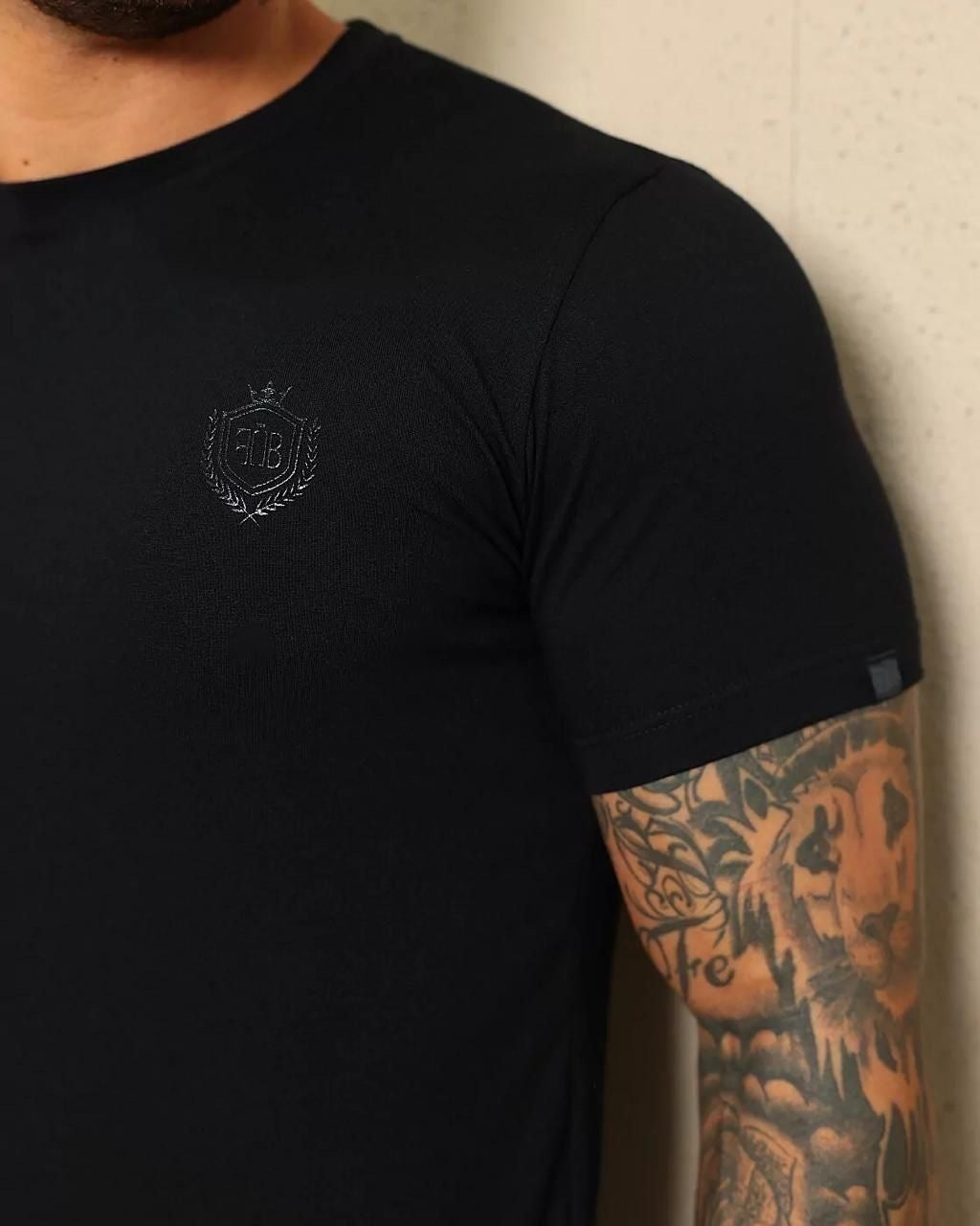 Camiseta FB Slim Fit com Brasão Egípcio Tonal - Preta