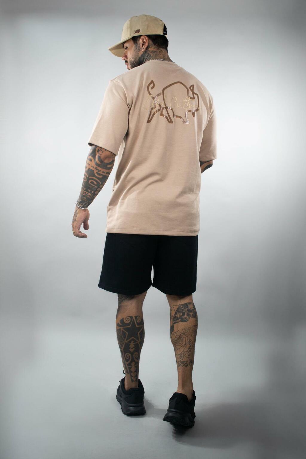 Camiseta Effel Oversized Gola Alta com Logo Tonal - Bege