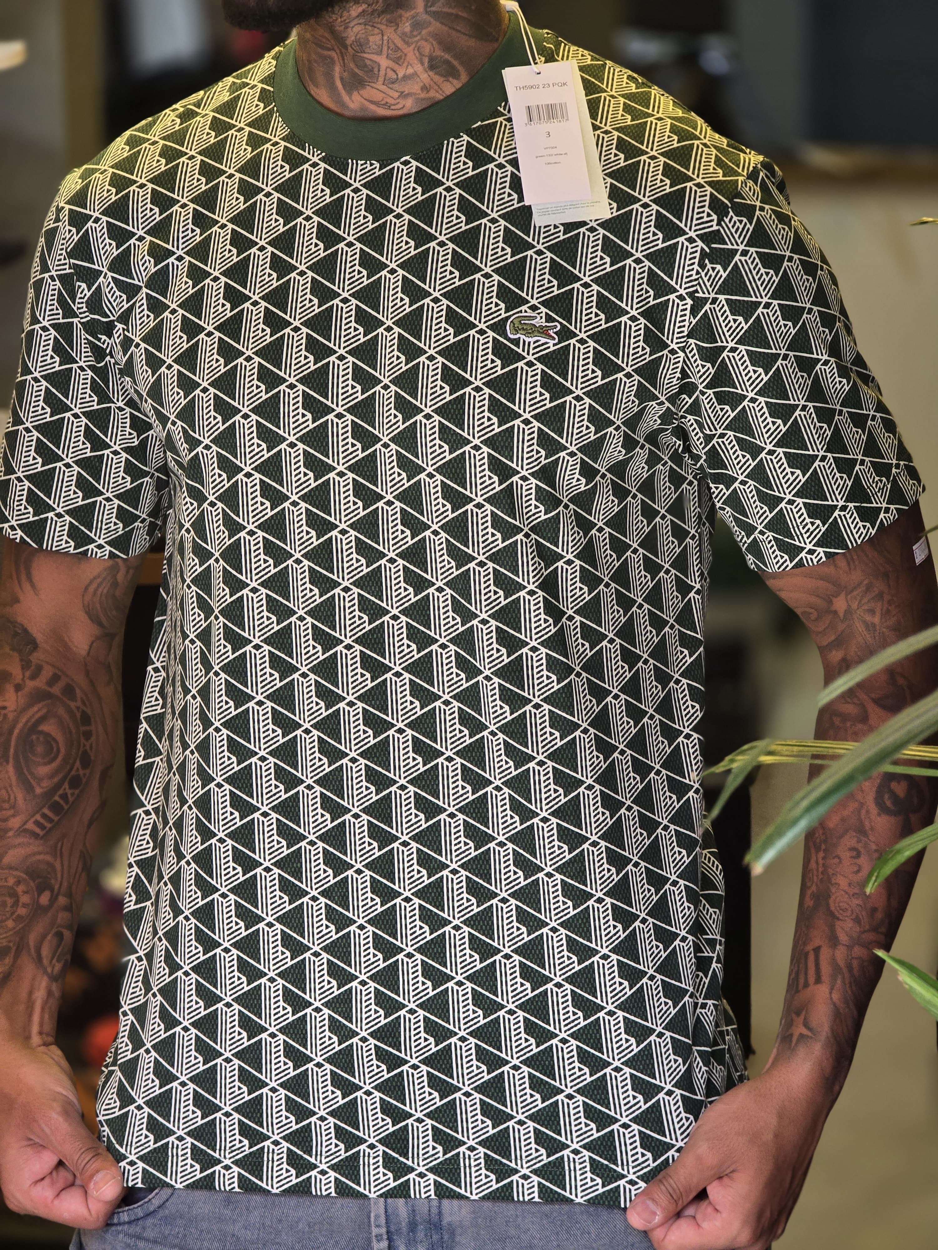 Camiseta Lacoste Masculina  Monograma Geométrico All-Over Verde