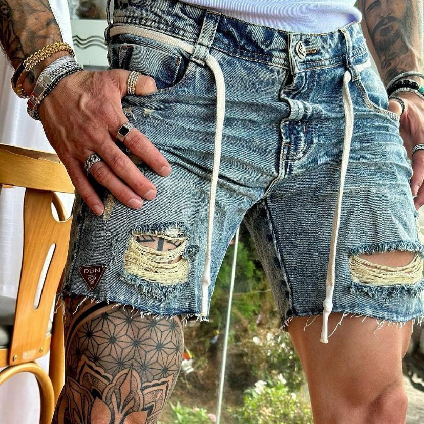 Bermuda Jeans DGN Slim com Destroyed e Cordão