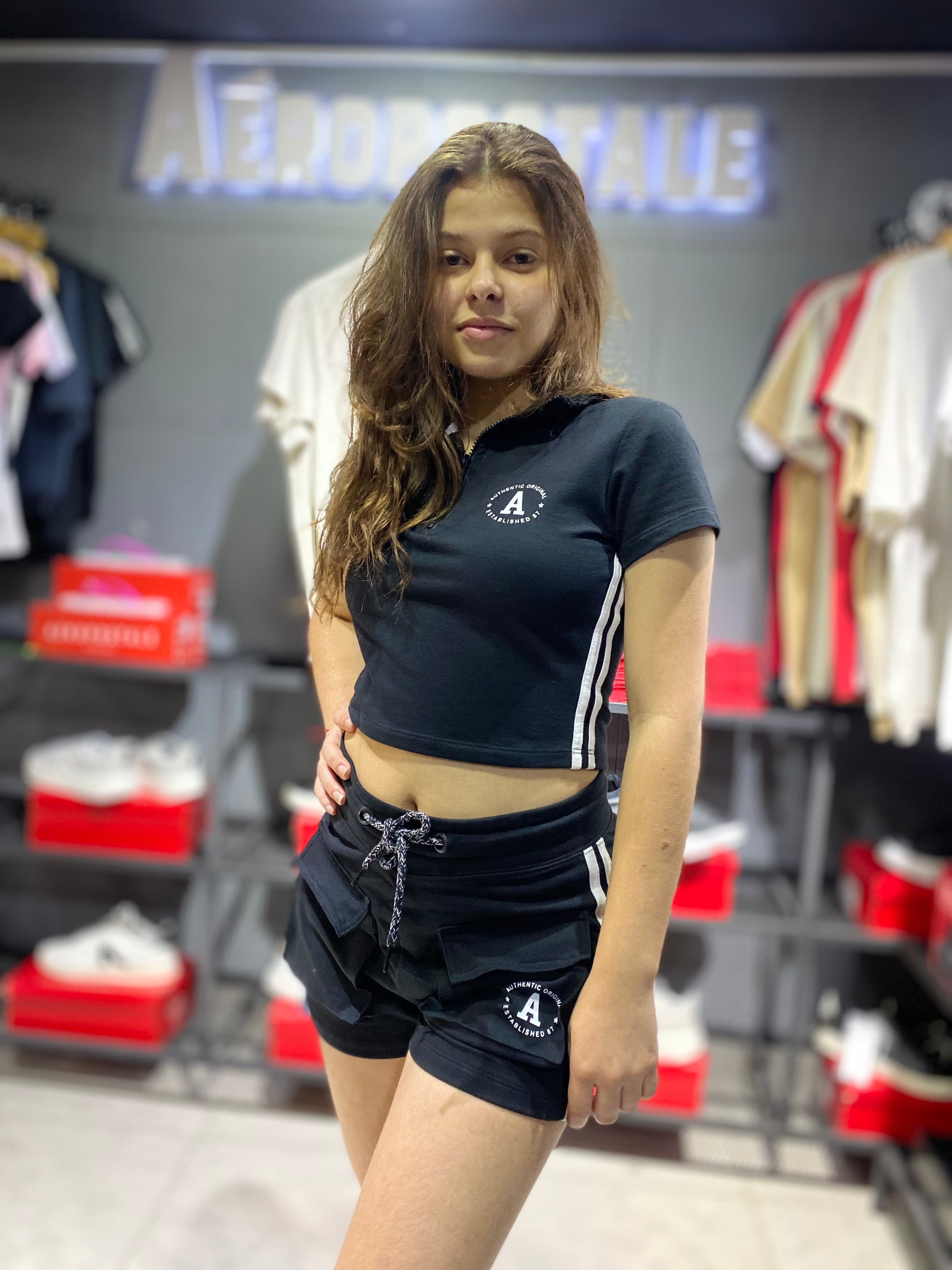 Conjunto Aéropostale Feminino Sport Chic: Polo Cropped com Zíper e Short Cargo Preto