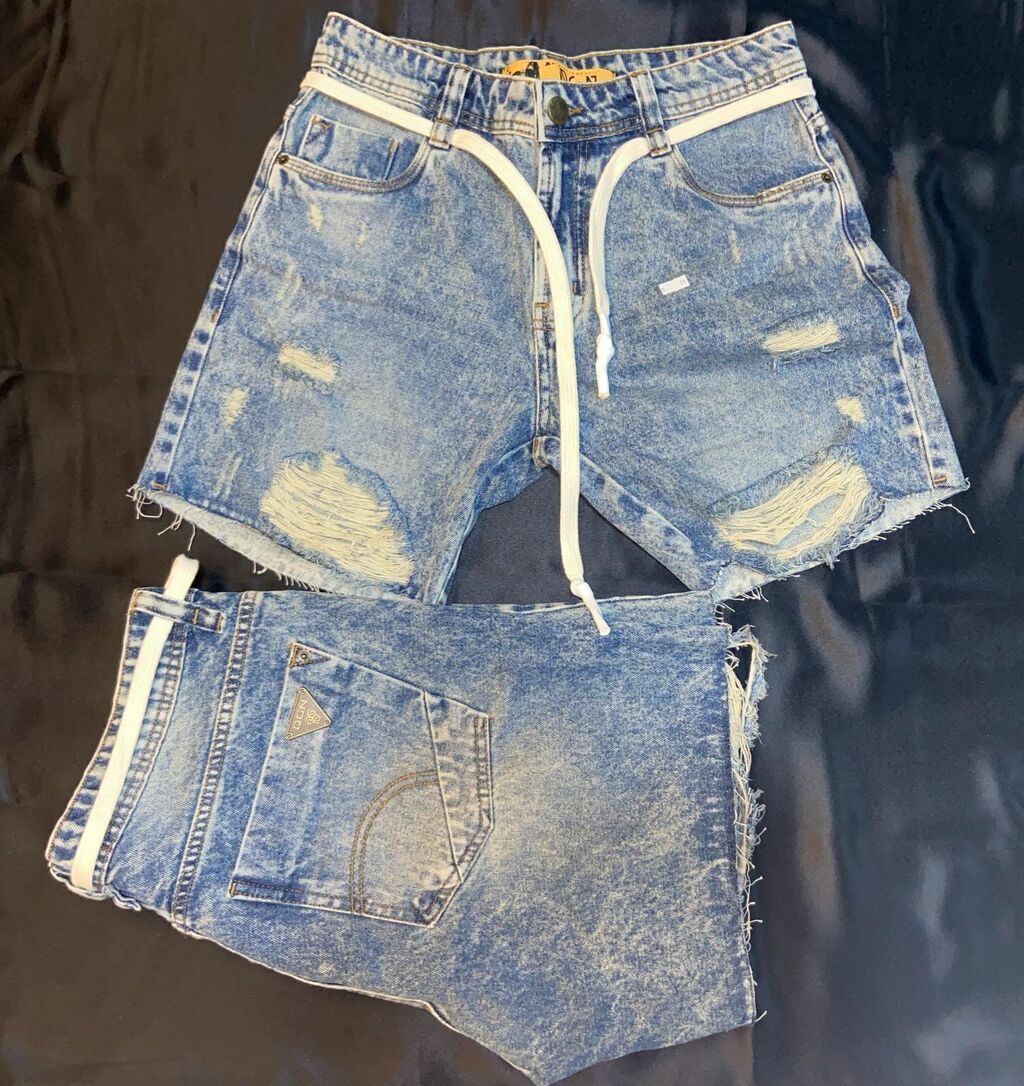 Bermuda Jeans DGN Slim com Destroyed e Cordão