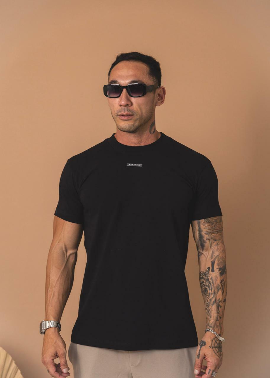 Camiseta The Hopers Slim Fit Rubber Tag - Preta