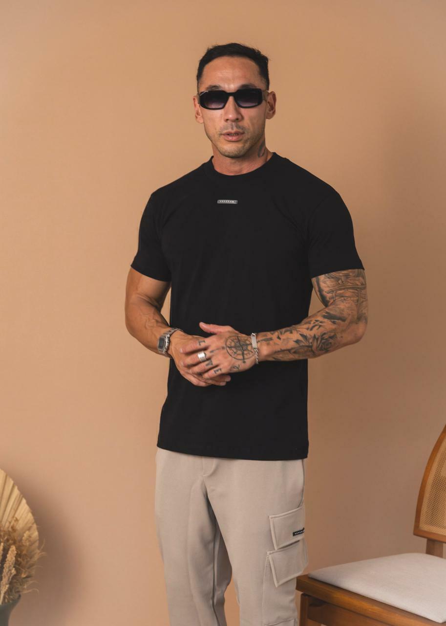 Camiseta The Hopers Slim Fit Rubber Tag - Preta