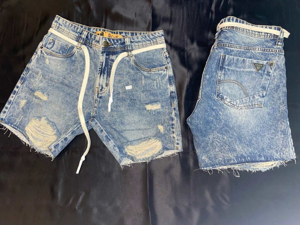 Bermuda Jeans DGN Slim com Destroyed e Cordão