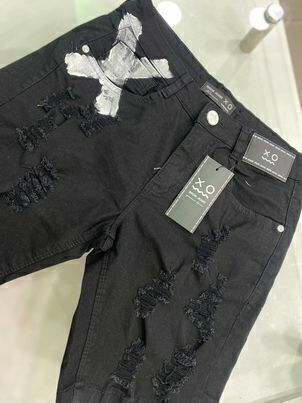 Bermuda Black - Modelo Rasgada.