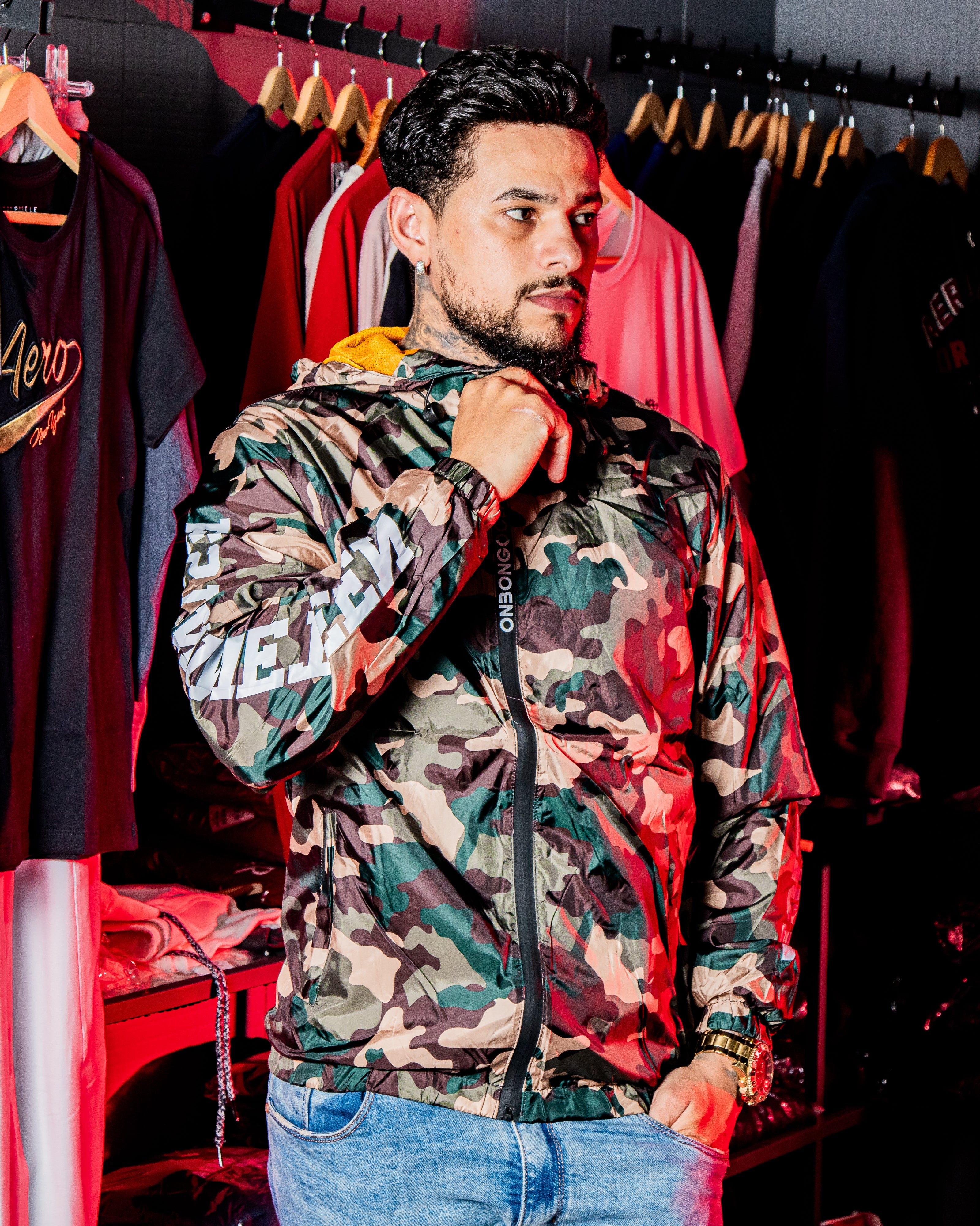 Jaqueta Corta-Vento Onbongo Camuflada com Logo