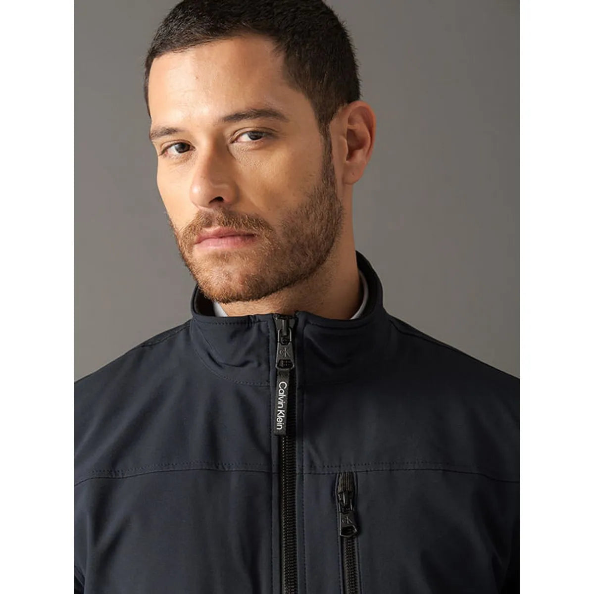 Jaqueta Masculina Soft Shell Calvin Klein Azul Marinho com Forro de Pelo Interno