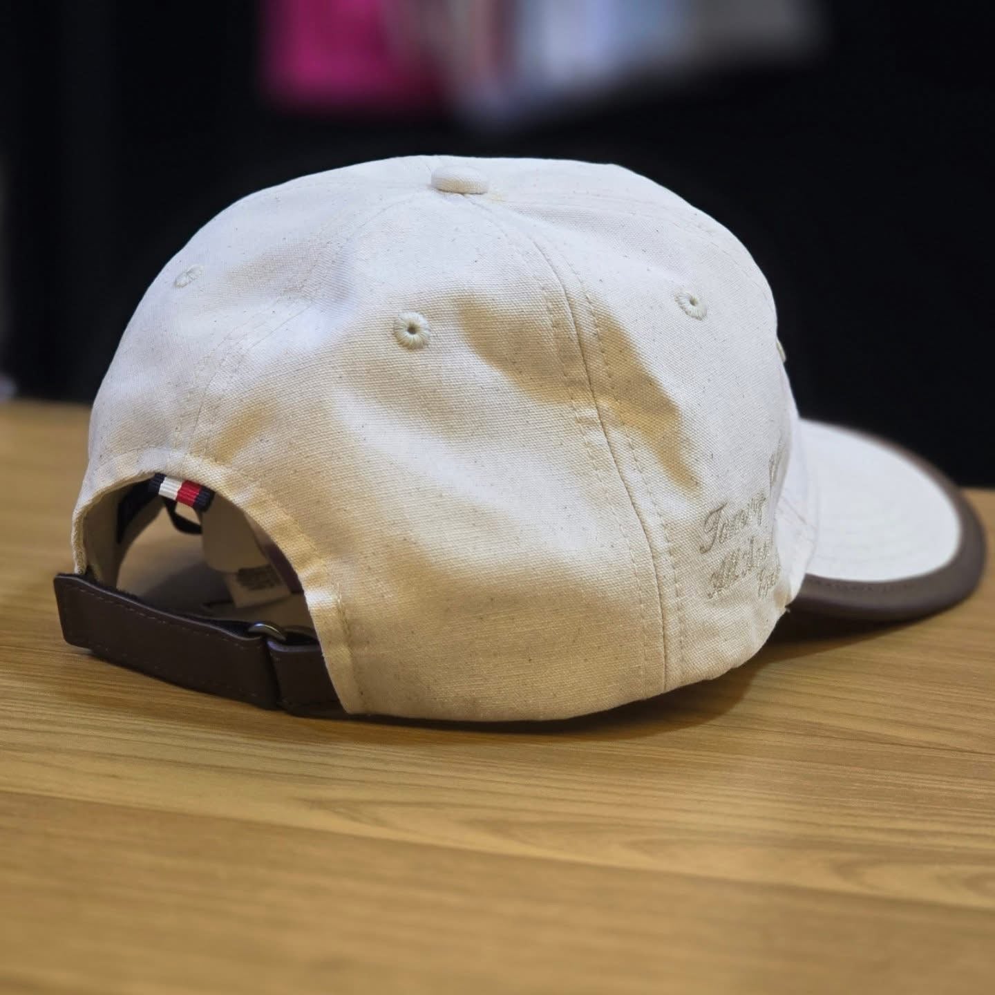 Boné Tommy Hilfiger Heritage Monograma TH Cream com Detalhes em Couro