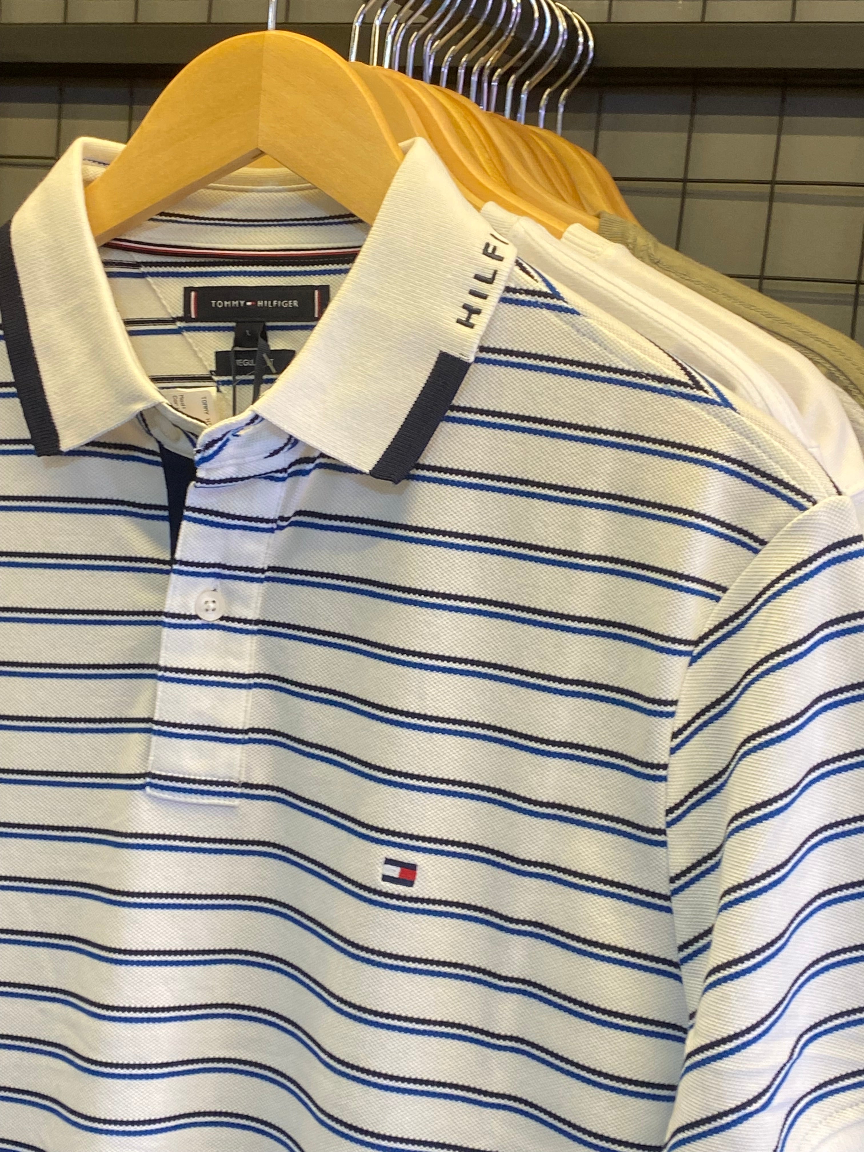 Camisa Polo Tommy Hilfiger Masculina Listrada Branca com Assinatura na Gola