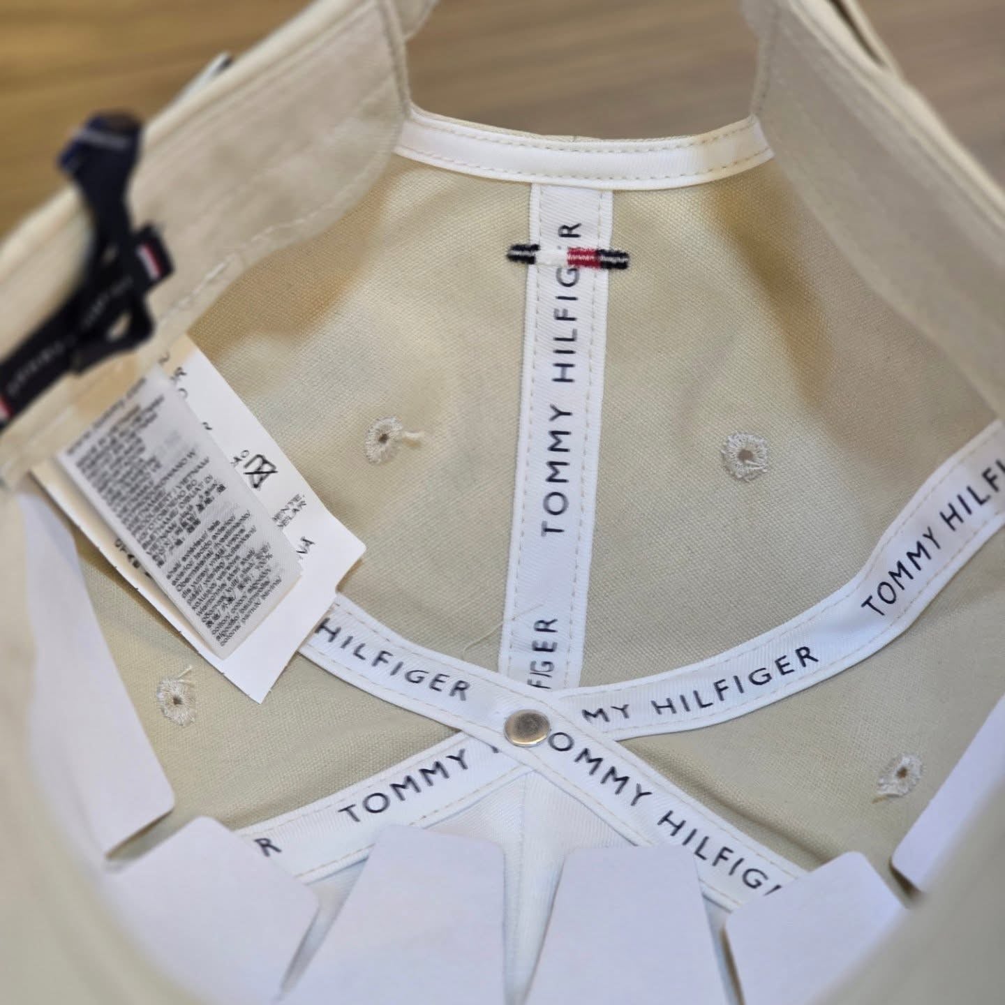 Boné Tommy Hilfiger Masculino Dad Hat Bege (Off-White) com Logo Oval Heritage