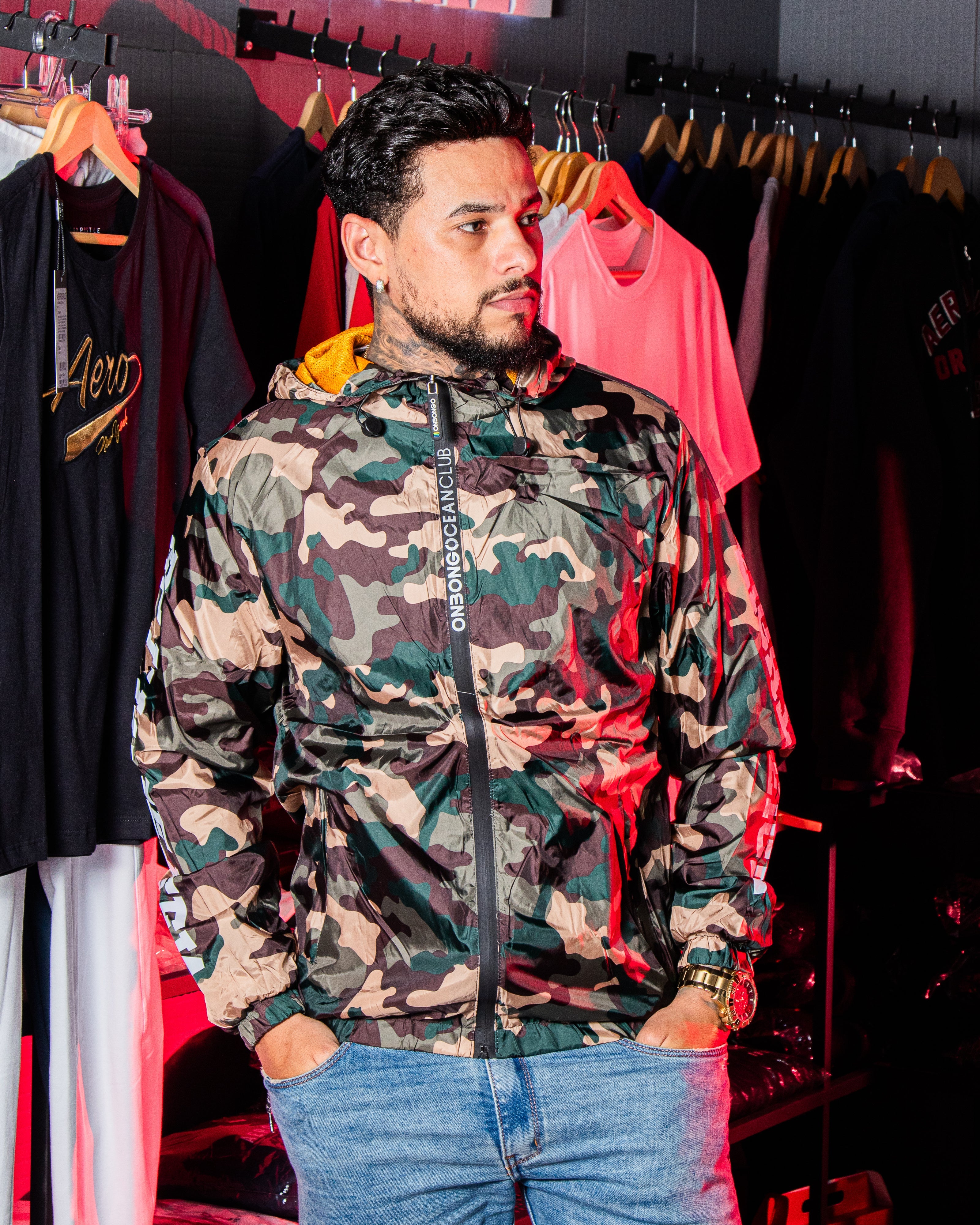 Jaqueta Corta-Vento Onbongo Camuflada com Logo