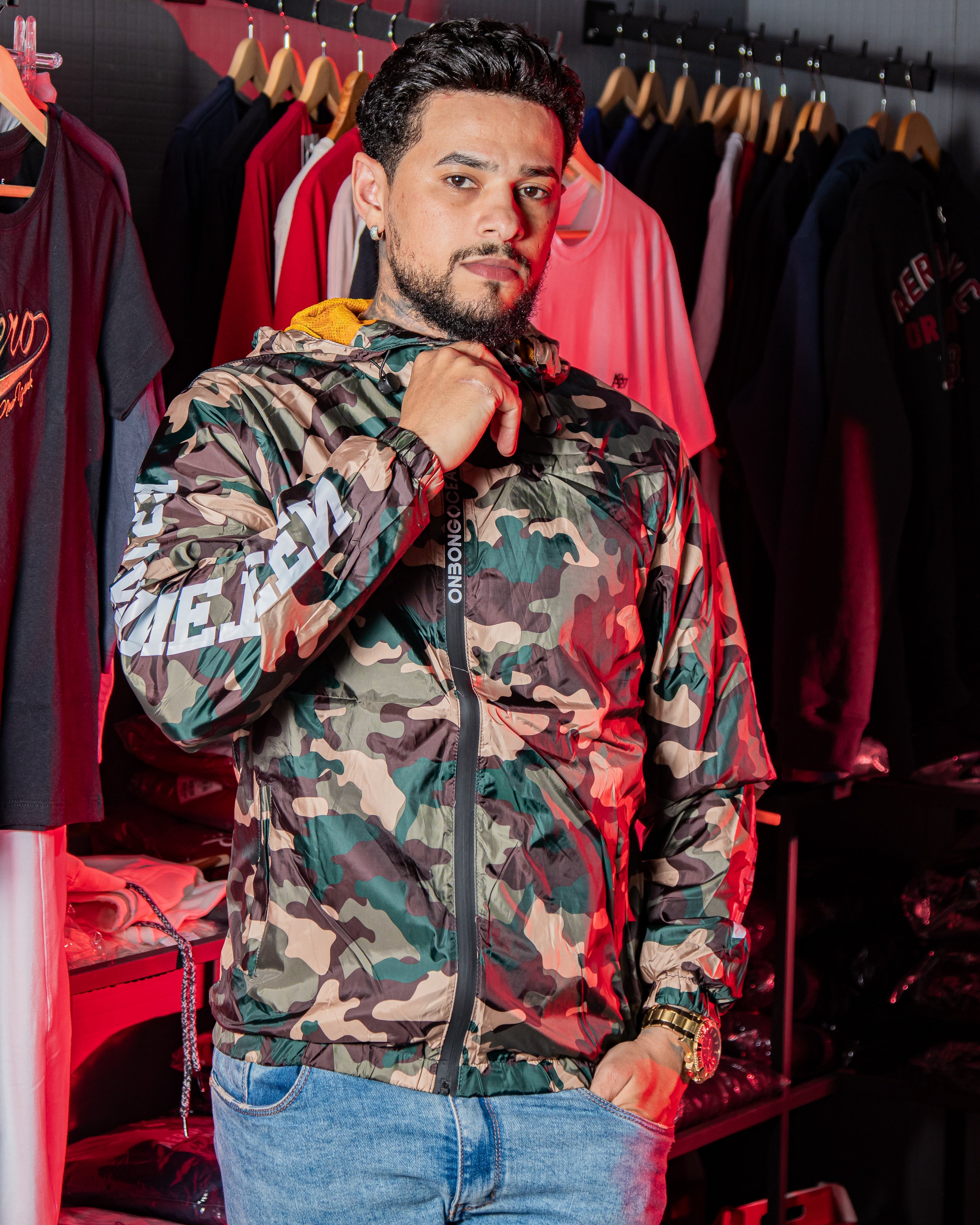 Jaqueta Corta-Vento Onbongo Camuflada com Logo