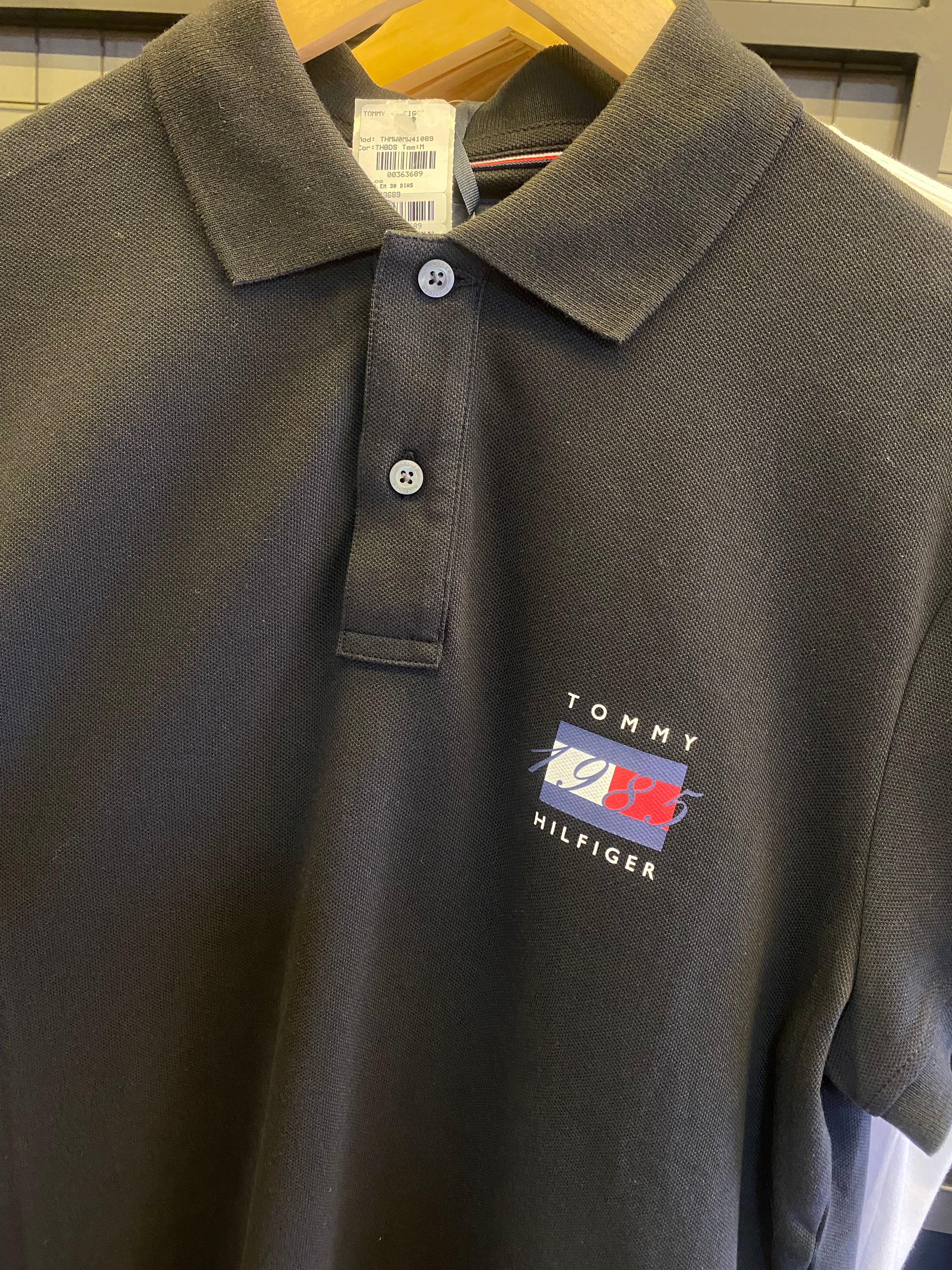 Camisa Polo Tommy Hilfiger Masculina 1985 Collection com Logo Gráfico Preta