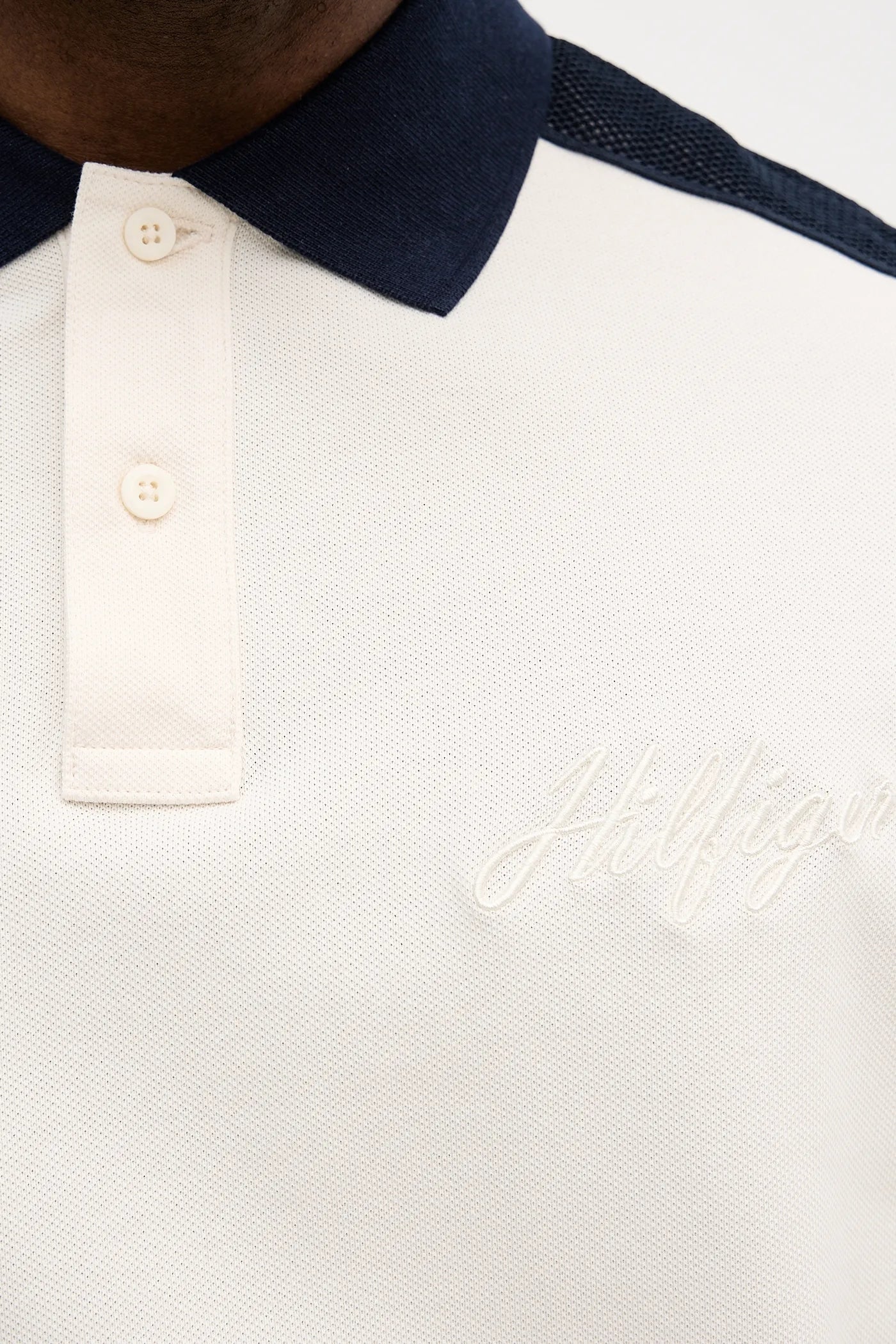Camisa Polo Tommy Hilfiger Masculina Colorblock Off-White com Ombros Navy e Logo Assinatura