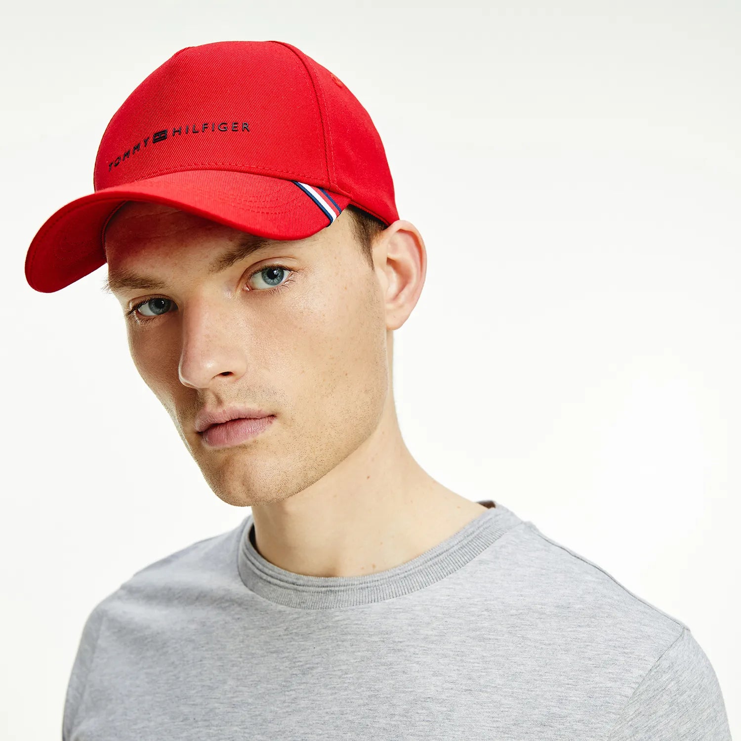 Boné Tommy Hilfiger Masculino Aba Curva Vermelho com Faixa Lateral