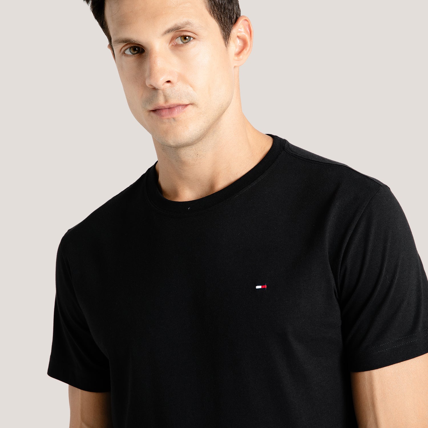 Camiseta Tommy Hilfiger Clássica com Mini Flag Bordada - Preta