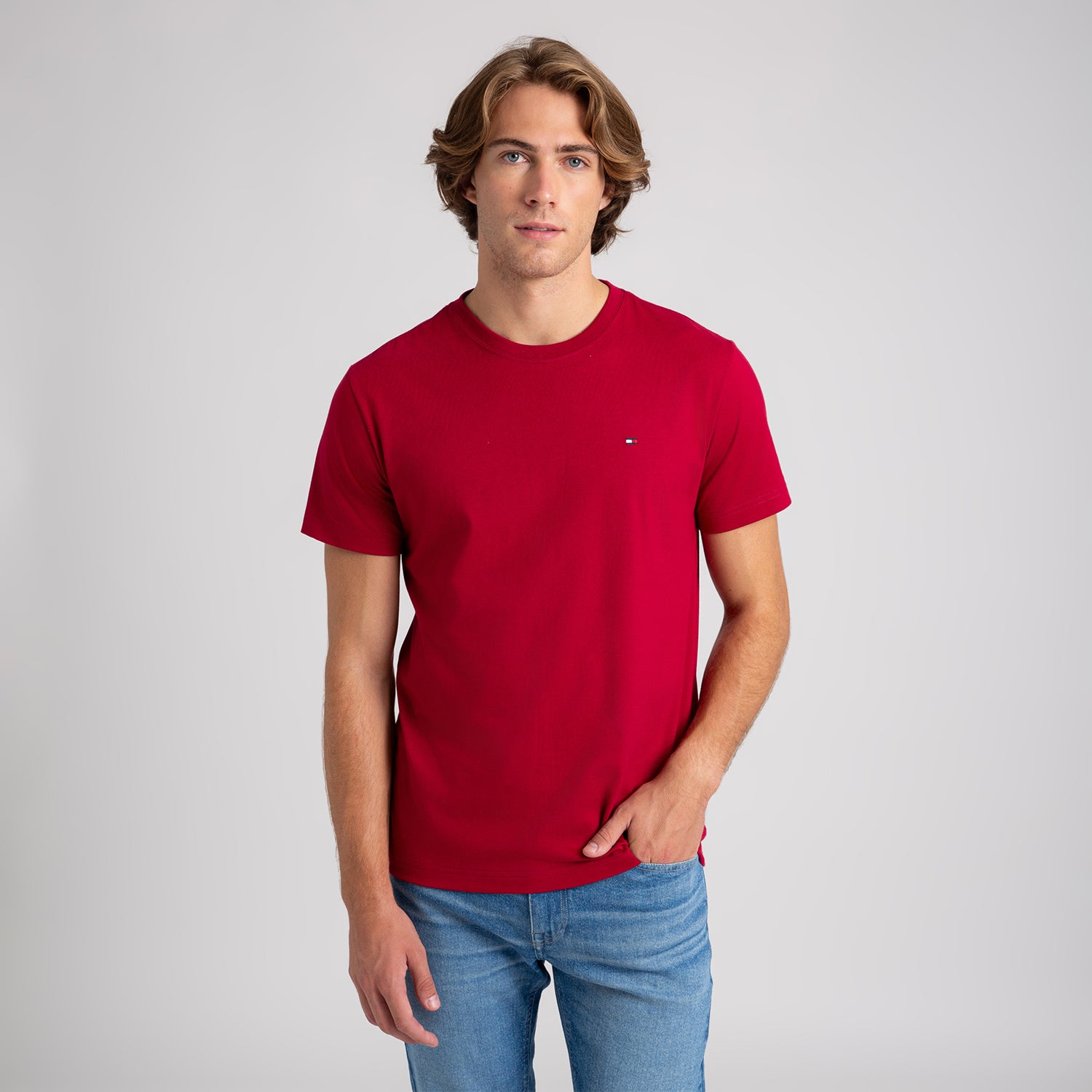 Camiseta Tommy Hilfiger Masculina Essencial com Logo Bordado Vermelha