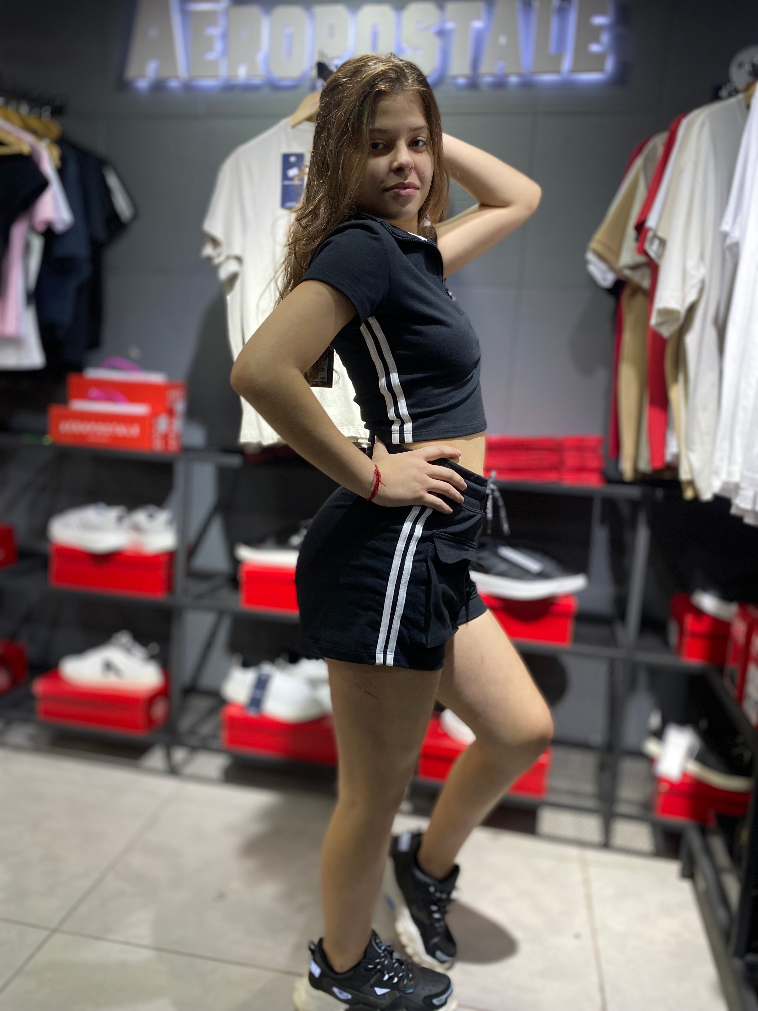 Conjunto Aéropostale Feminino Sport Chic: Polo Cropped com Zíper e Short Cargo Preto