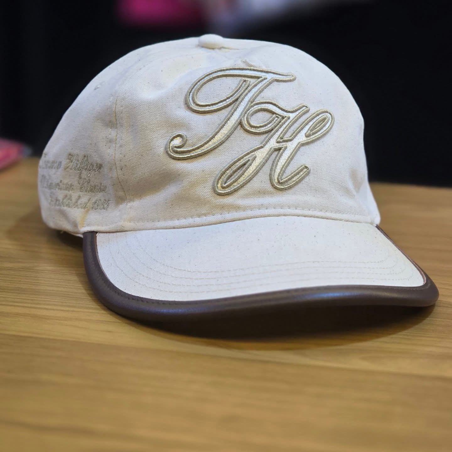 Boné Tommy Hilfiger Heritage Monograma TH Cream com Detalhes em Couro