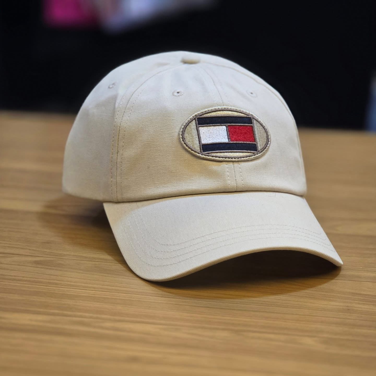 Boné Tommy Hilfiger Masculino Dad Hat Bege (Off-White) com Logo Oval Heritage