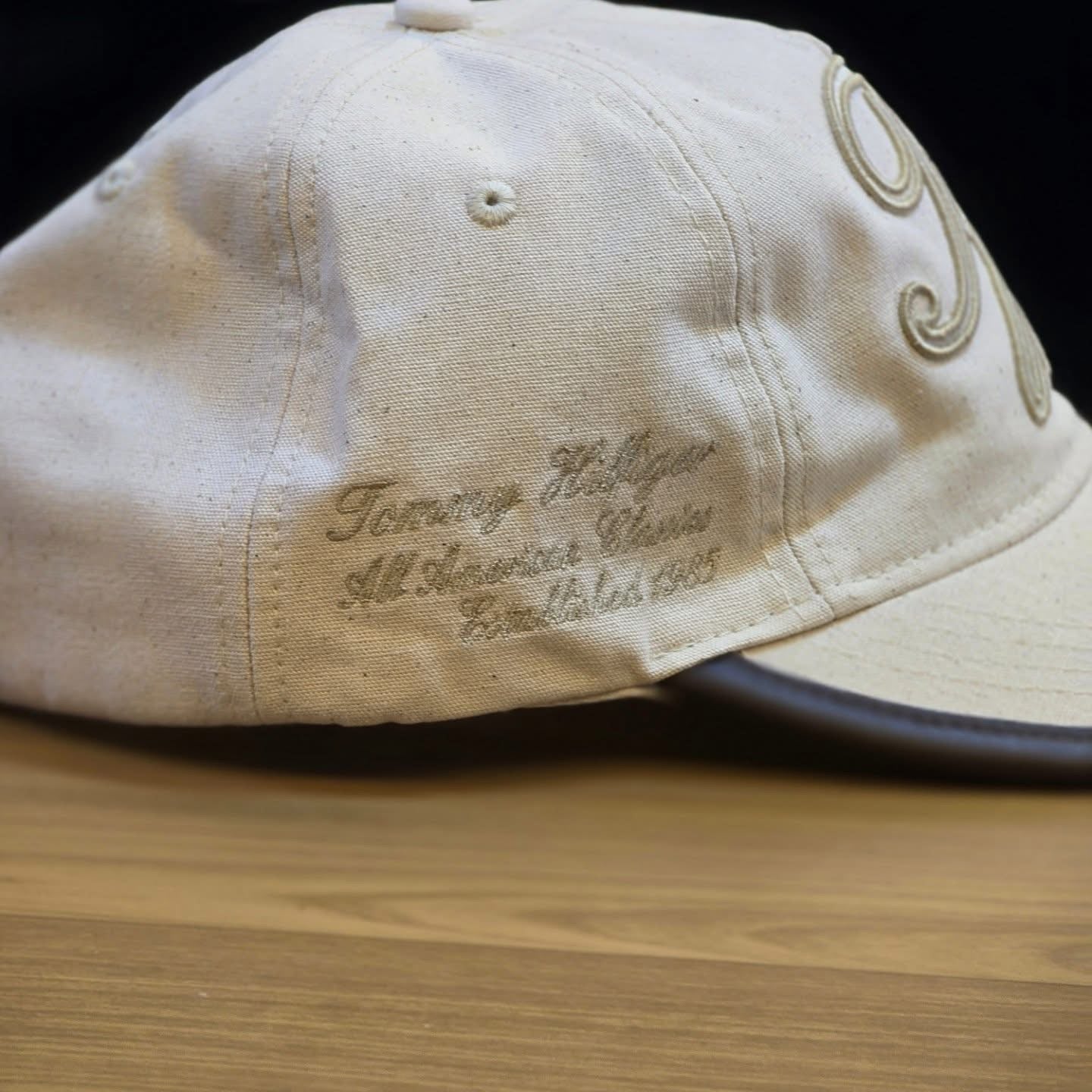 Boné Tommy Hilfiger Heritage Monograma TH Cream com Detalhes em Couro