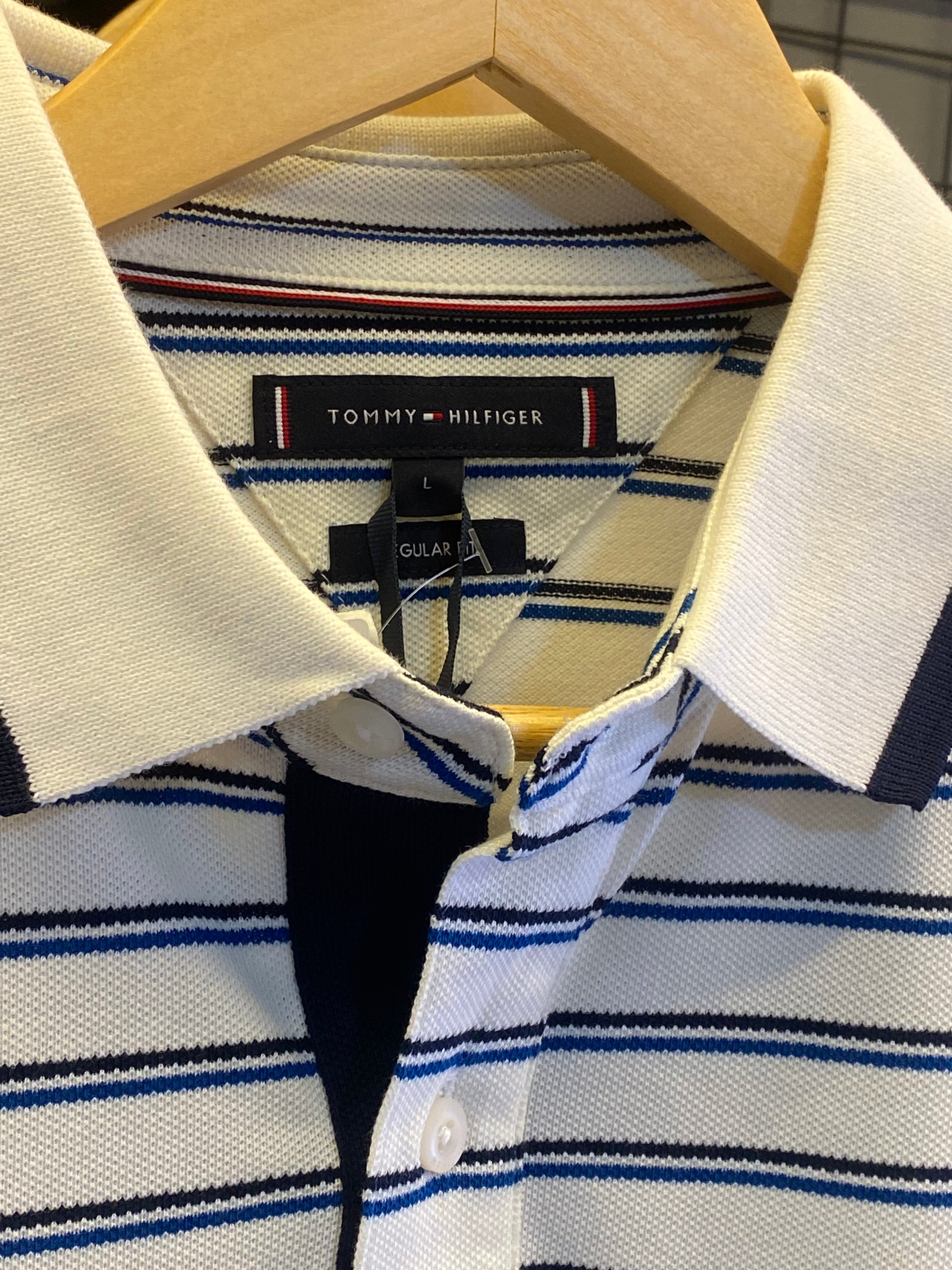 Camisa Polo Tommy Hilfiger Masculina Listrada Branca com Assinatura na Gola